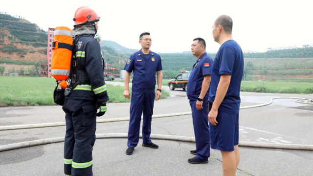 吕梁市消防救援支队支队长沈广庭一线指导北川河西路特勤站夏训工作