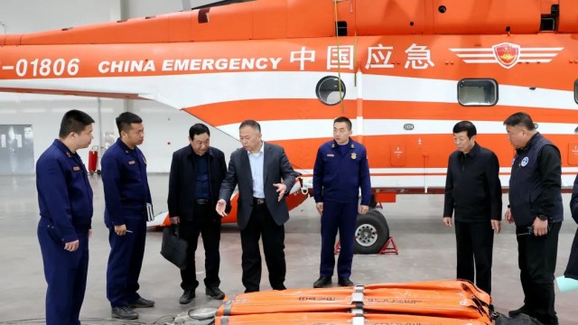 杨振中一行看望慰问太原尧城驻防机组