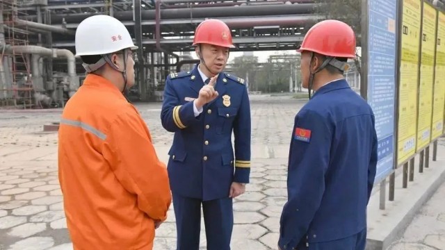 长治市消防救援支队昝宏波支队长一行实地视察指导煤化工实训基地挂牌工作